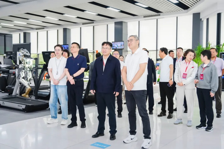 新疆维吾尔自治区领导一行莅临舒华体育调研指导